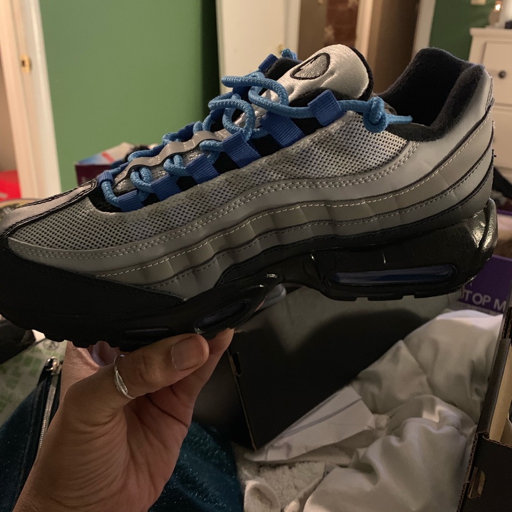 Sneakers - Picture 6 of 8